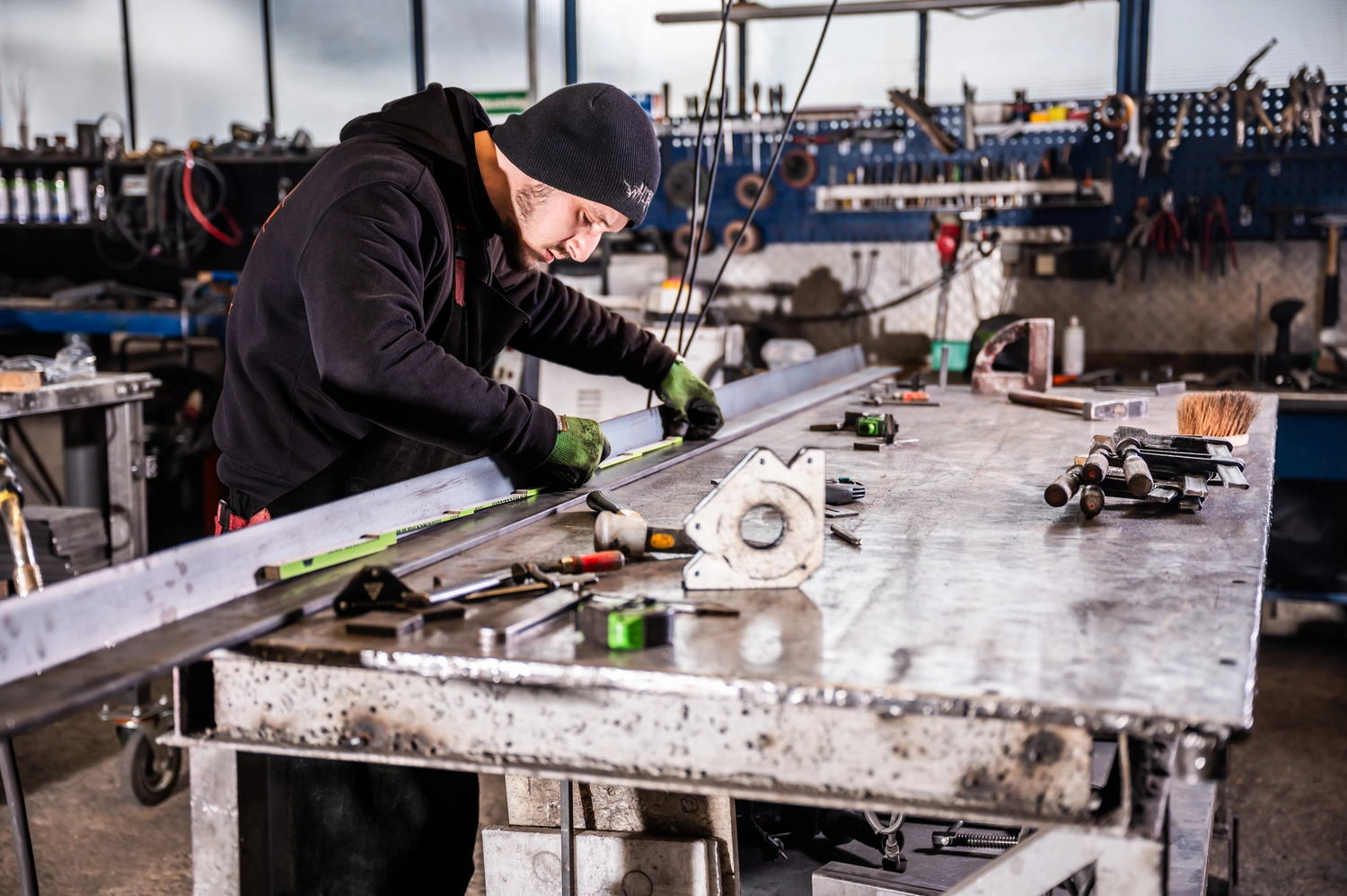 Körfgen - Schlosserei - Dieses Bild fängt einen Moment eines professionellen Schweißers bei der Arbeit ein, wahrscheinlich in einer Metallbearbeitungswerkstatt.