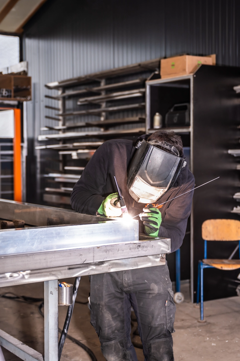 Körfgen - Schlosserei - Dieses Bild fängt einen Moment eines professionellen Schweißers bei der Arbeit ein, wahrscheinlich in einer Metallbearbeitungswerkstatt.